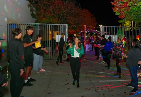 Hemet Unified School District’s Miriam Ortiz enthusiastically thanks volunteers along the toy “brigade” at Tahquitz High School, Dec. 7. Photo courtesy of StylePhotography by Alex Tapia Hemet Unified School District’s Miriam Ortiz enthusiastically thanks volunteers along the toy “brigade” at Tahquitz High School, Dec. 7. Photo courtesy of StylePhotography by Alex Tapia