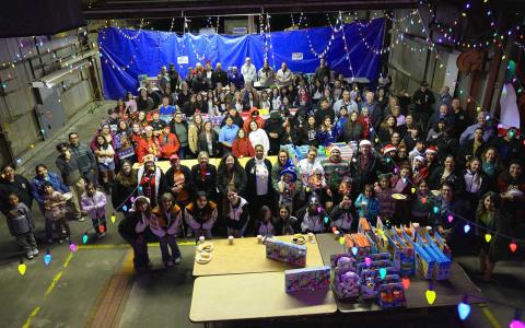 Hundreds of community members volunteer to “Unstuff the Bus” at the SJUSD warehouse, Dec. 4. Photo courtesy of Carrie Best, SJUSD Hundreds of community members volunteer to “Unstuff the Bus” at the SJUSD warehouse, Dec. 4. Photo courtesy of Carrie Best, SJUSD