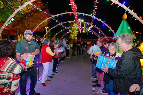 Community members of all ages, students from Hemet schools and others are eager to help with the Soboba Gives Back! toy distribution event at Tahquitz High School, Dec. 7. Photo courtesy of StylePhotography by Alex Tapia Community members of all ages, students from Hemet schools and others are eager to help with the Soboba Gives Back! toy distribution event at Tahquitz High School, Dec. 7. Photo courtesy of StylePhotography by Alex Tapia