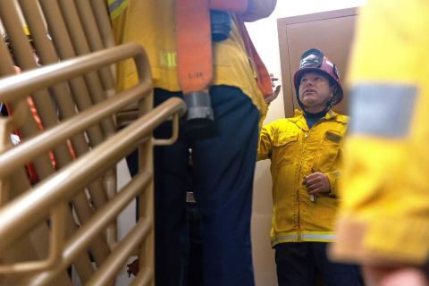 CAL FIRE’s Scott Lewis, Fire Captain with the Training Bureau, talks with firefighters during a hands-on drill at the Soboba Hotel, Nov. 6. Photo courtesy of Karina R. Espinoza CAL FIRE’s Scott Lewis, Fire Captain with the Training Bureau, talks with firefighters during a hands-on drill at the Soboba Hotel, Nov. 6. Photo courtesy of Karina R. Espinoza