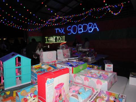 Christmas lights, hot cocoa and holiday music keep volunteers cheerful during the San Jacinto Unified School District “unstuff the bus” event Christmas lights, hot cocoa and holiday music keep volunteers cheerful during the San Jacinto Unified School District “unstuff the bus” event