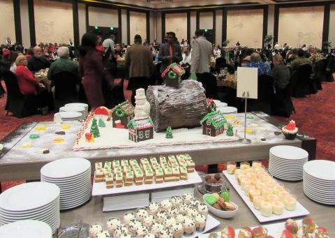 Hundreds of guests at Hemet San Jacinto Valley Chamber of Commerce’s 2021 Holiday Chamber Mixer enjoyed a festive atmosphere and lots of delicious dinner and dessert choices at the Soboba Casino Resort Event Center Dec. 8