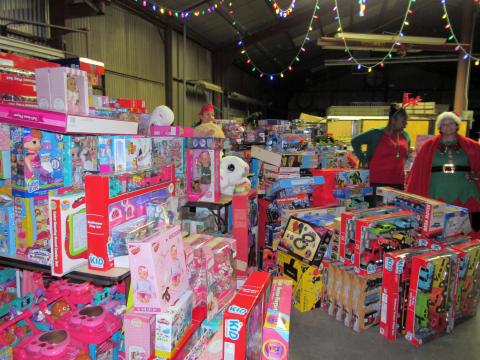 Several elves helped sort and stack the toys that arrived at the SJUSD warehouse after being passed along a human chain of about 300 community members during the annual “Unstuff the Bus” event on Dec. 9. More than 1,000 toys were donated to the district from the annual Soboba Gives Back! Toy Drive Several elves helped sort and stack the toys that arrived at the SJUSD warehouse after being passed along a human chain of about 300 community members during the annual “Unstuff the Bus” event on Dec. 9. More than 1,000 toys were donated to the district from the annual Soboba Gives Back! Toy Drive