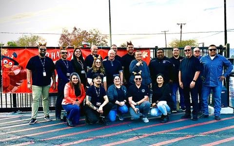 Members of Soboba Tribal Council, Soboba Foundation and Soboba Casino Resort staff are among the many volunteers at San Jacinto Unified School District to help with Soboba’s annual Thanksgiving Meal giveaway for needy families Members of Soboba Tribal Council, Soboba Foundation and Soboba Casino Resort staff are among the many volunteers at San Jacinto Unified School District to help with Soboba’s annual Thanksgiving Meal giveaway for needy families